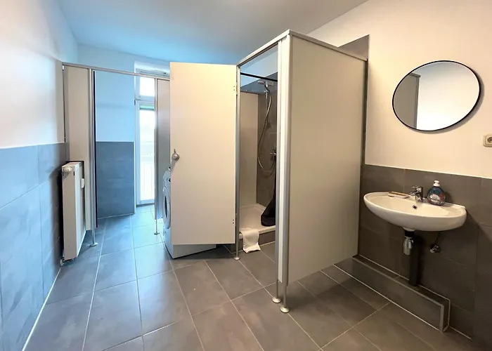 Gruppen Willkommen! 5-zimmer Naehe Messe & Bmw شقة *